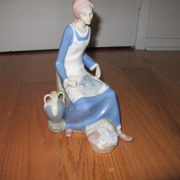 Lladro Rex Valencia Figurine "Woman With Child's Clothing" - Picture 4 of 5